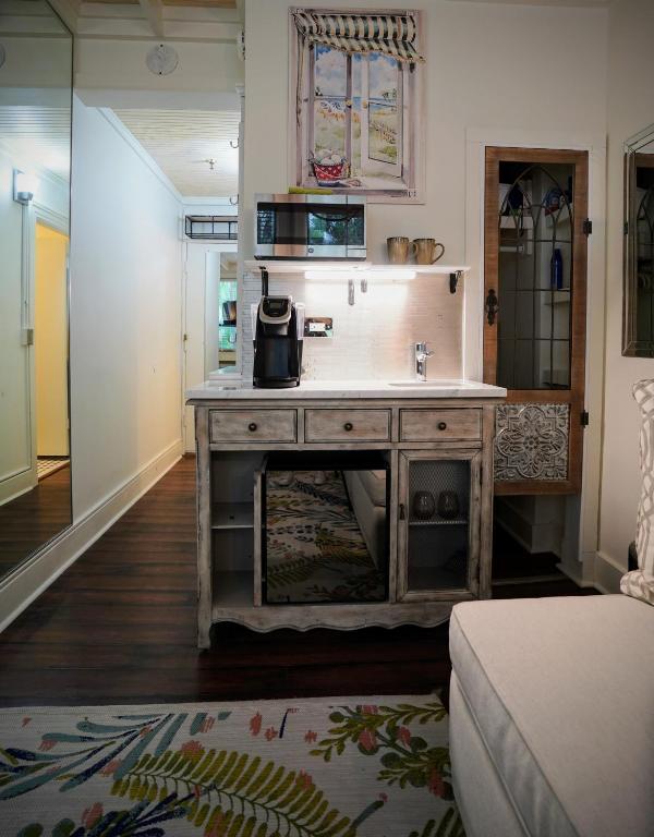 Palm Beach Historic Hotel Petite Retreat 1 block to beach! New bed! Improved Internet! Valet parking photo