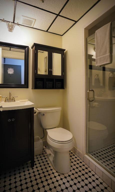 Palm Beach Historic Hotel Petite Retreat 1 block to beach! New bed! Improved Internet! Valet parking photo