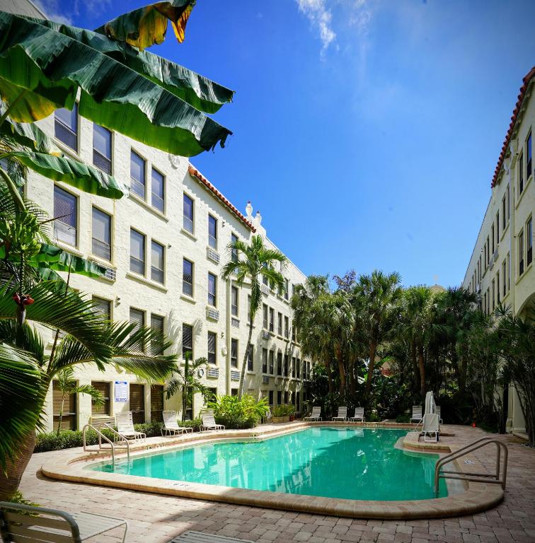 Palm Beach Historic Hotel Petite Retreat 1 block to beach! New bed! Improved Internet! Valet parking photo