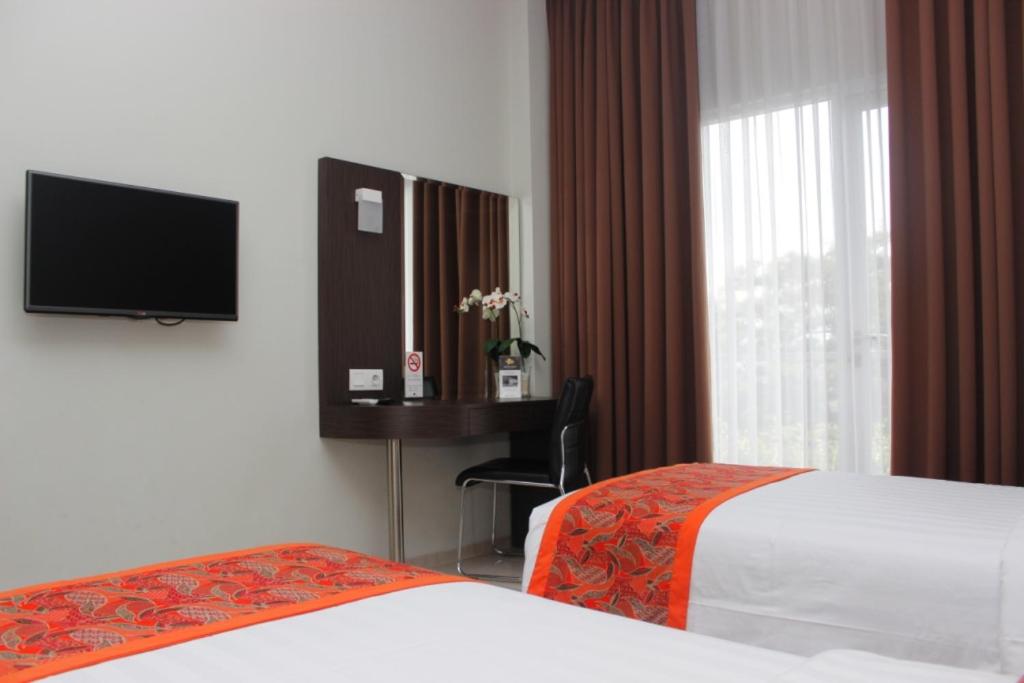 Shared lounge/TV area