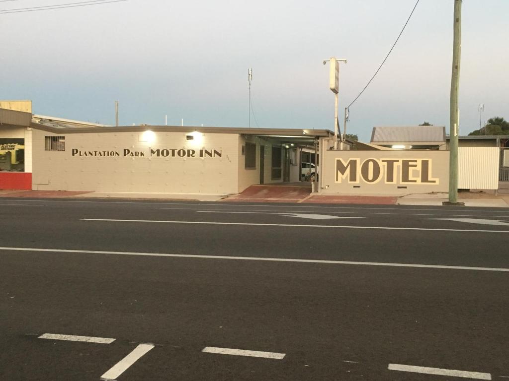 Plantation Park Motor Inn — Hotel in Ayr