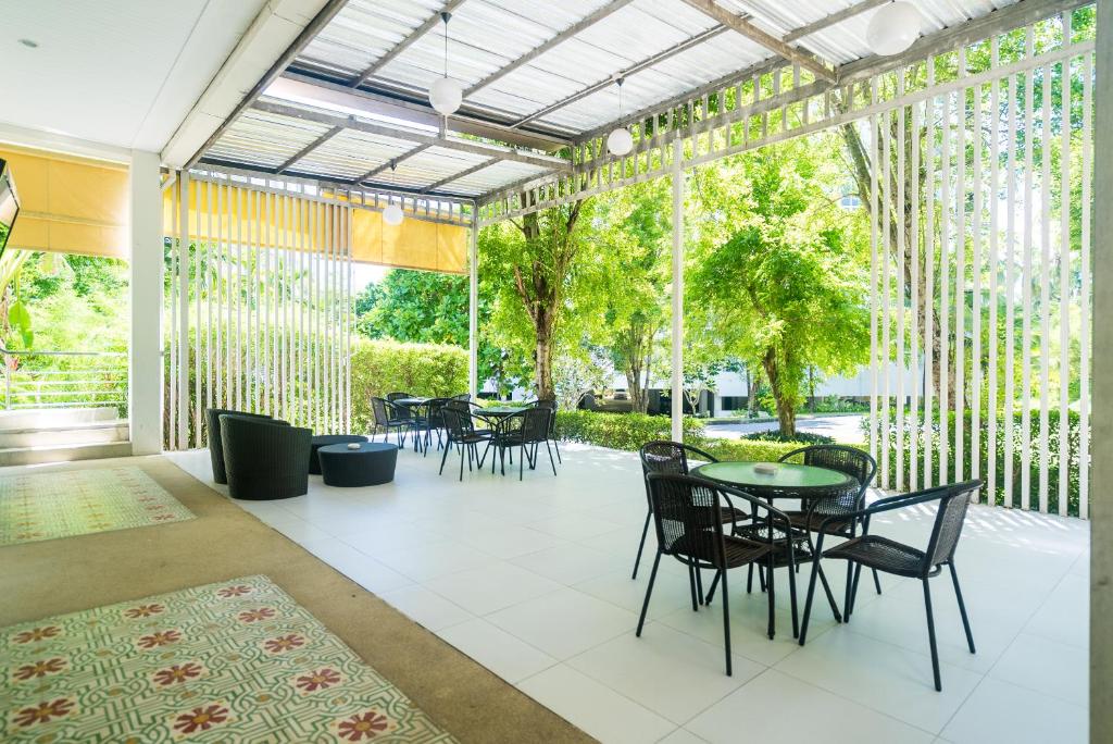 The Palm at Veloche Group by Lofty photo