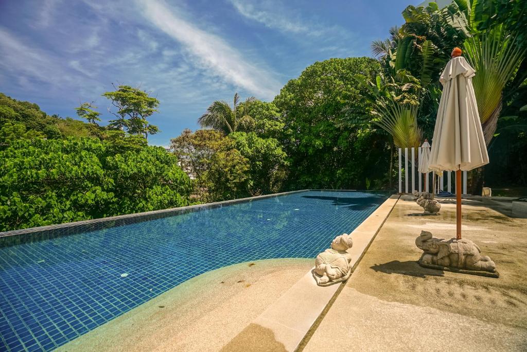 The Palm at Veloche Group by Lofty photo