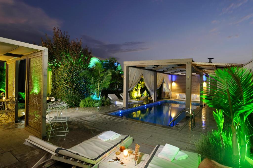 Piazza Del Sol, Chad Nes