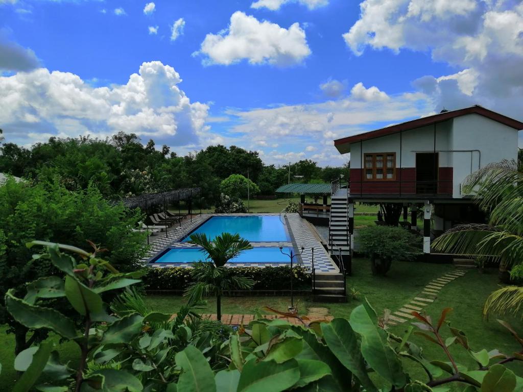Eco Hotel Black & White - Anuradhapura