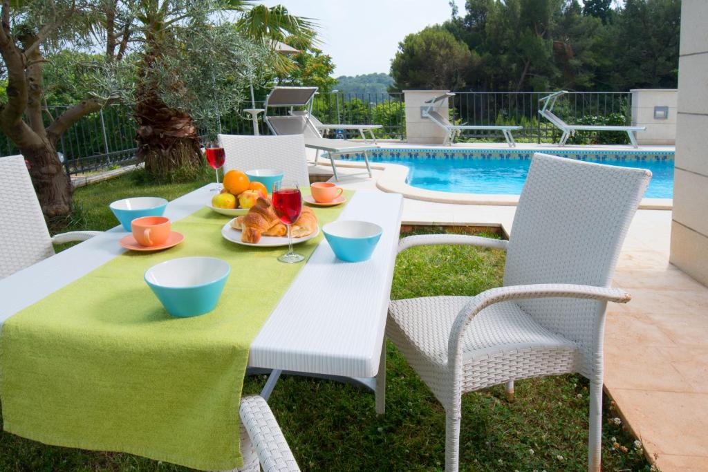 Deluxe Apartment with private Pool - 100m from the sea 전경