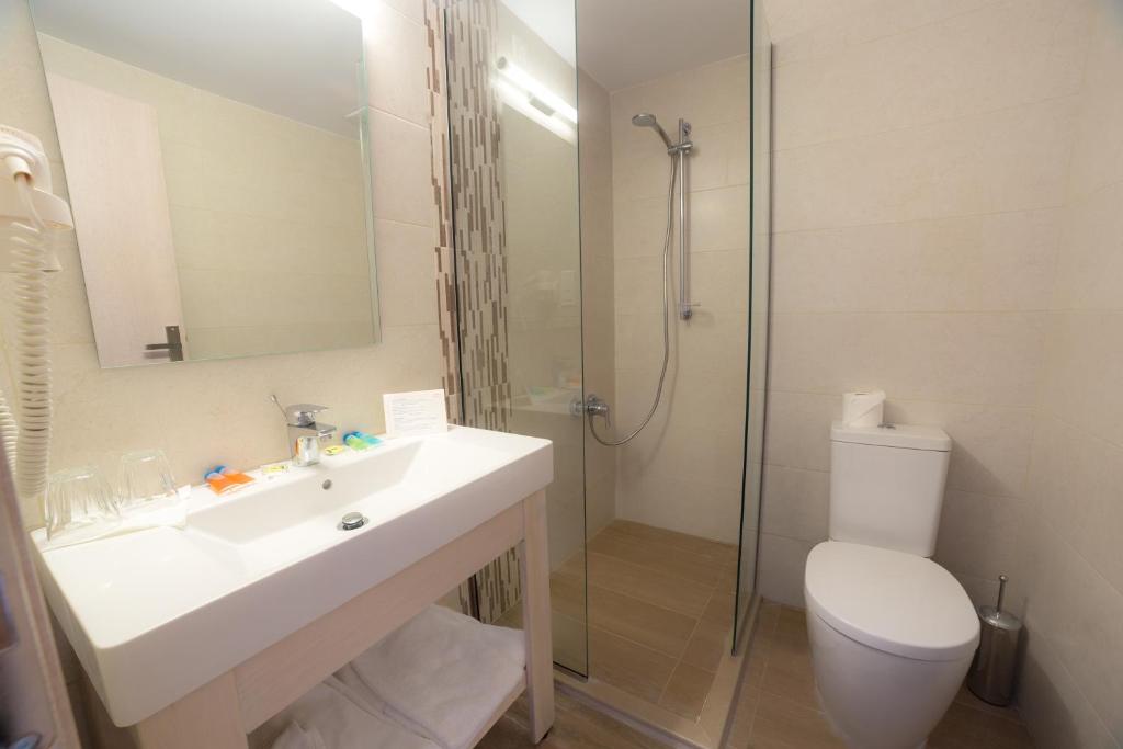 Livadi Nafsika Hotel — Hotel rooms in Dassia, Ionian Islands
