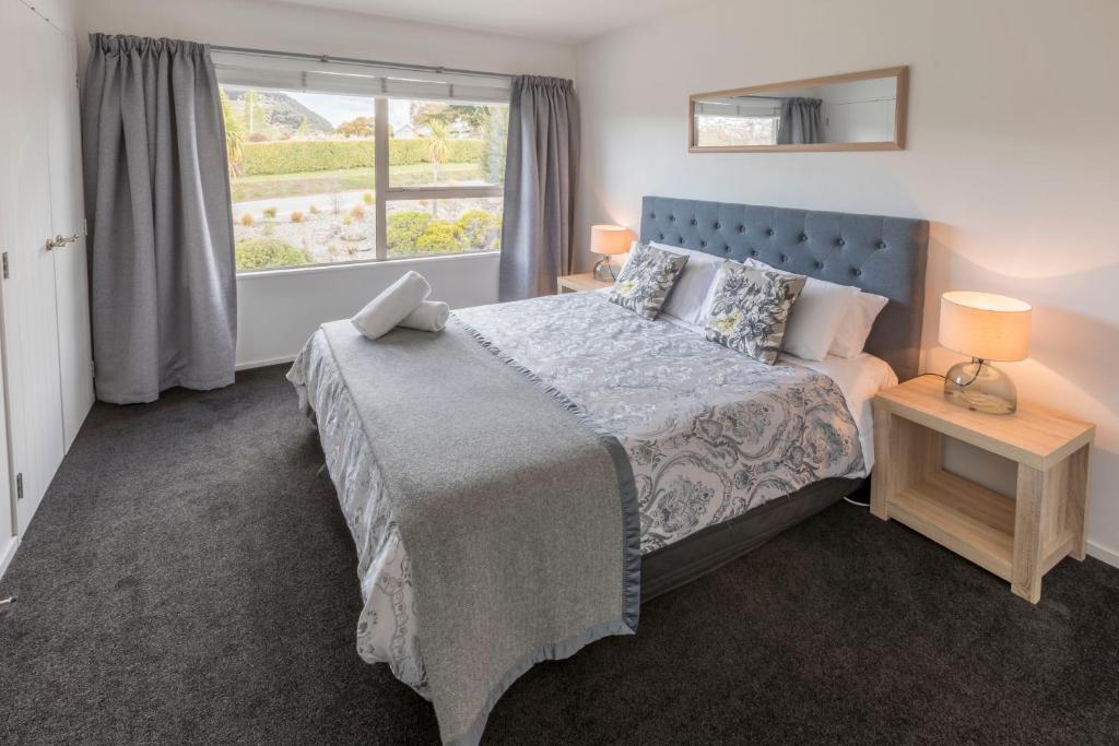 Deluxe Three-Bedroom Apartment