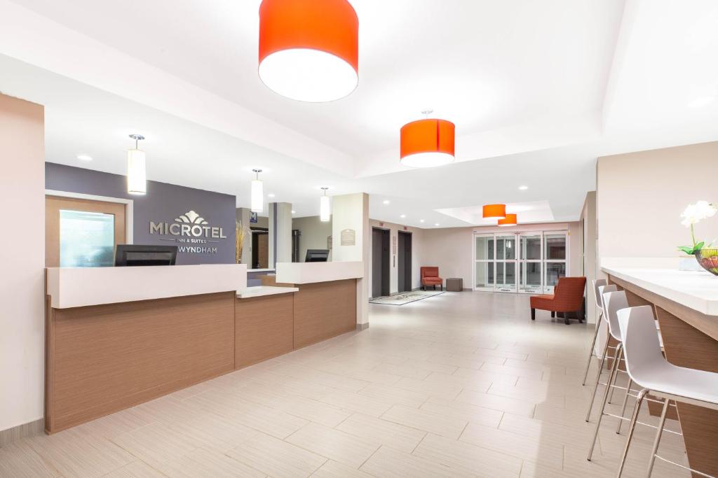 Lobby, Microtel Inn & Suites by Wyndham Fort McMurray in Fort McMurray (AB)