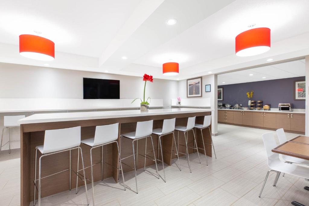 Food and beverages, Microtel Inn & Suites by Wyndham Fort McMurray in Fort McMurray (AB)