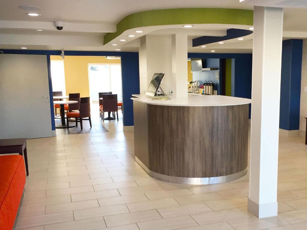 Comfort Inn & Suites Tigard near Washington Square photo