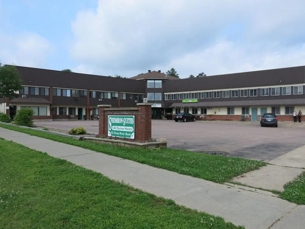 Shemron Suites Hotel, hotel in Deep River