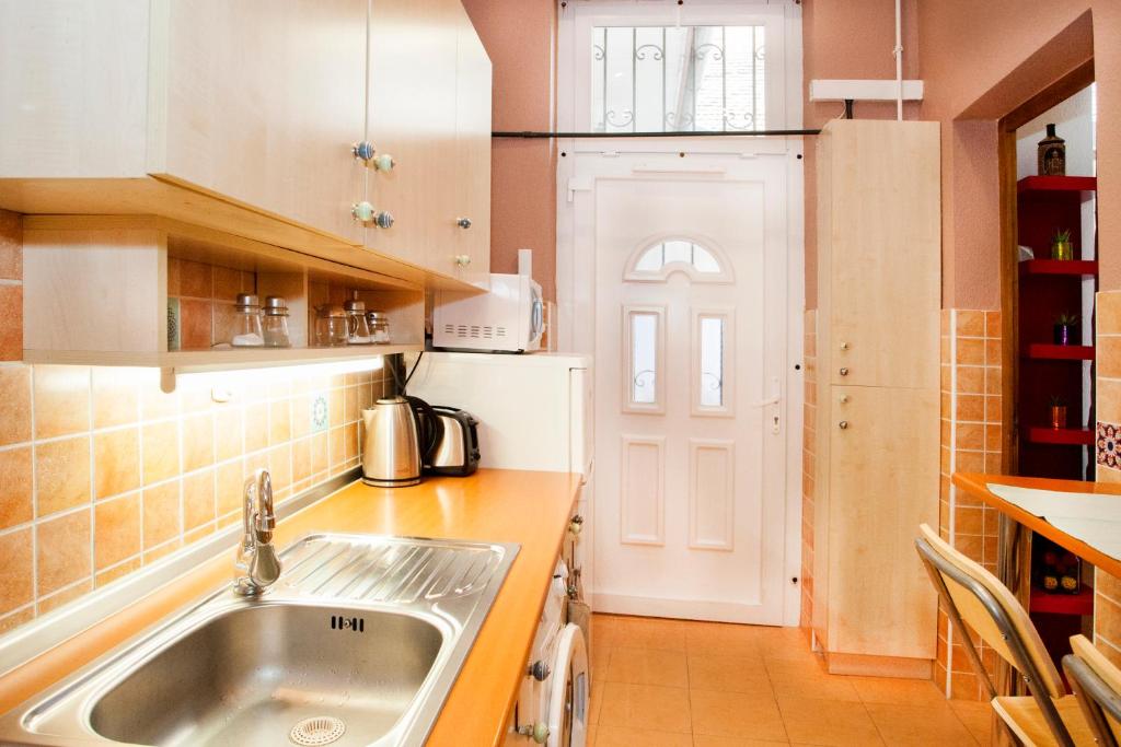 Kitchen, Simona - lovely studio in the downtown . in Budapest