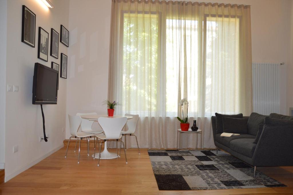 bright and silent apartment near two towers 전경