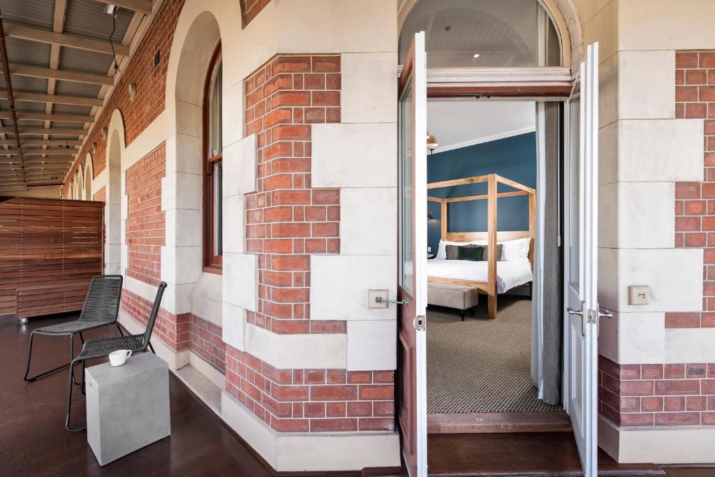 Balcony/terrace, The National Hotel in Perth