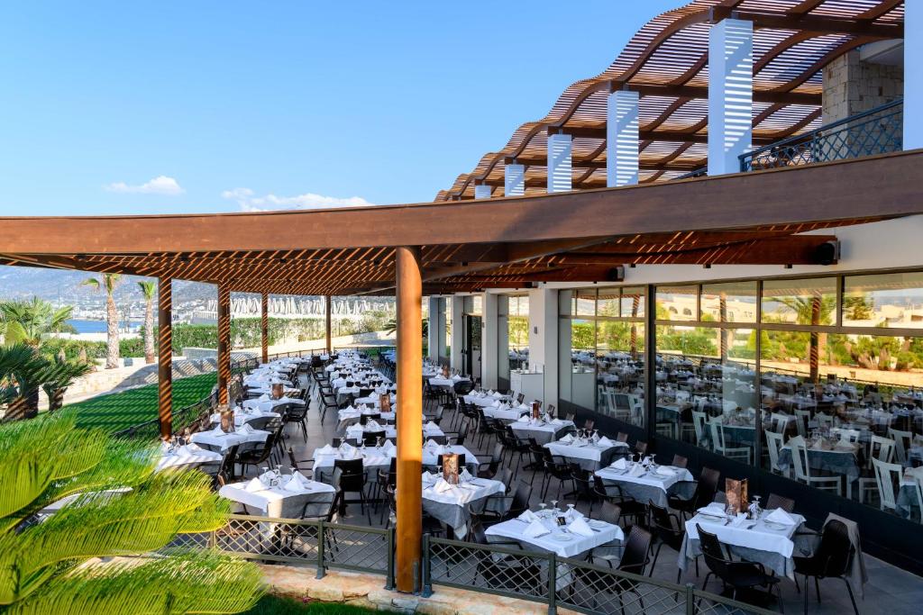 Grand Hotel Holiday Resort — Restaurant & bars in Stalida