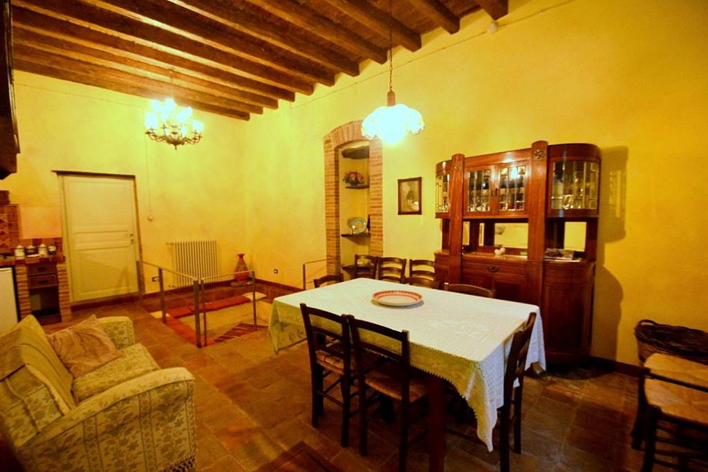 Montemaggiore Belsito Villa Sleeps 9