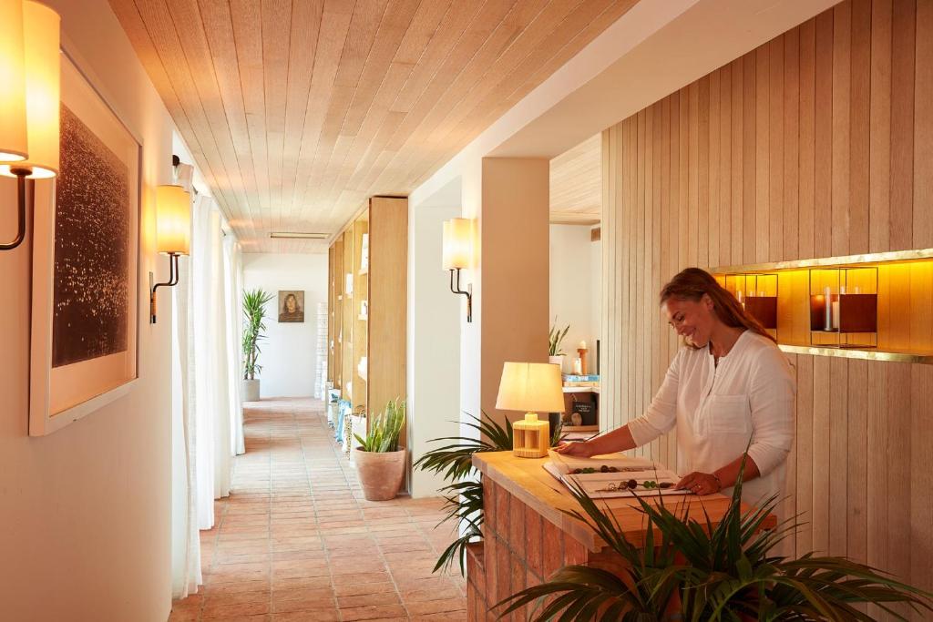 2. Hotel Jo..