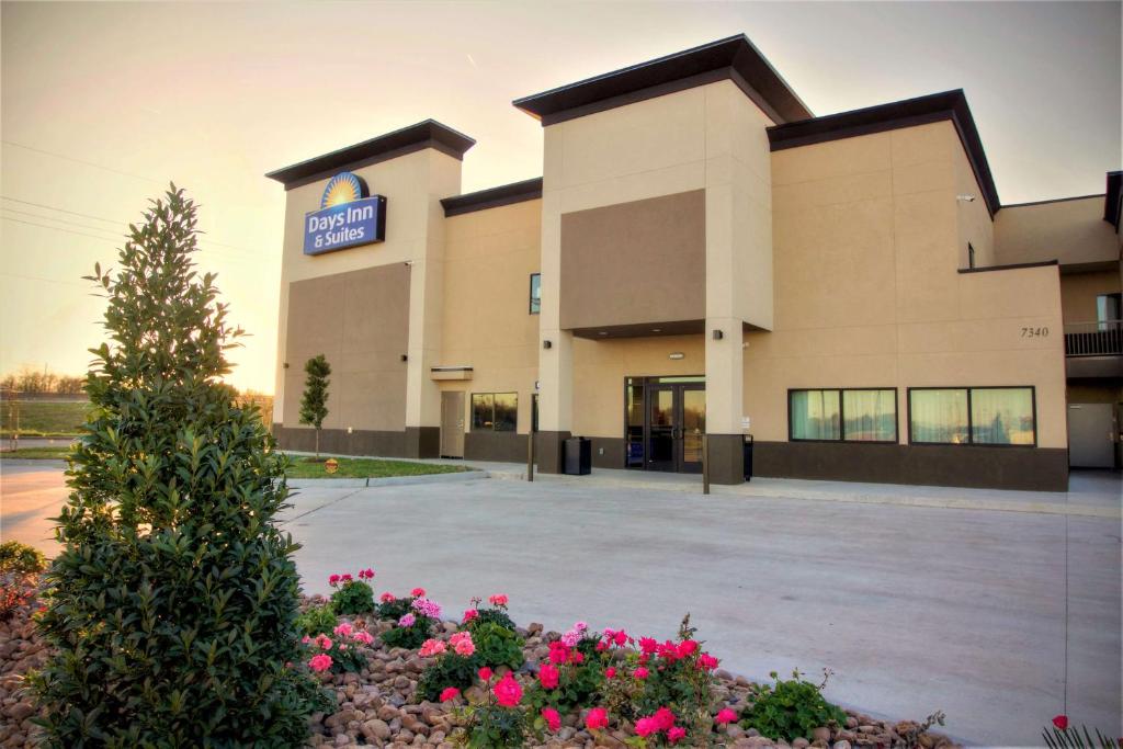 Days Inn & Suites by Wyndham Port Arthur photo