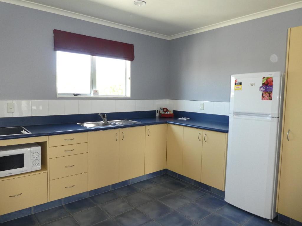 Kitchen, Fergussons Motor Lodge in Waipukurau