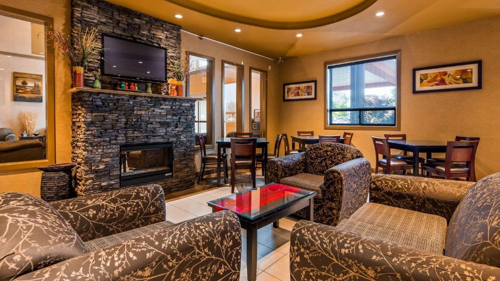 Best Western Plus Estevan Inn & Suites Photo 11