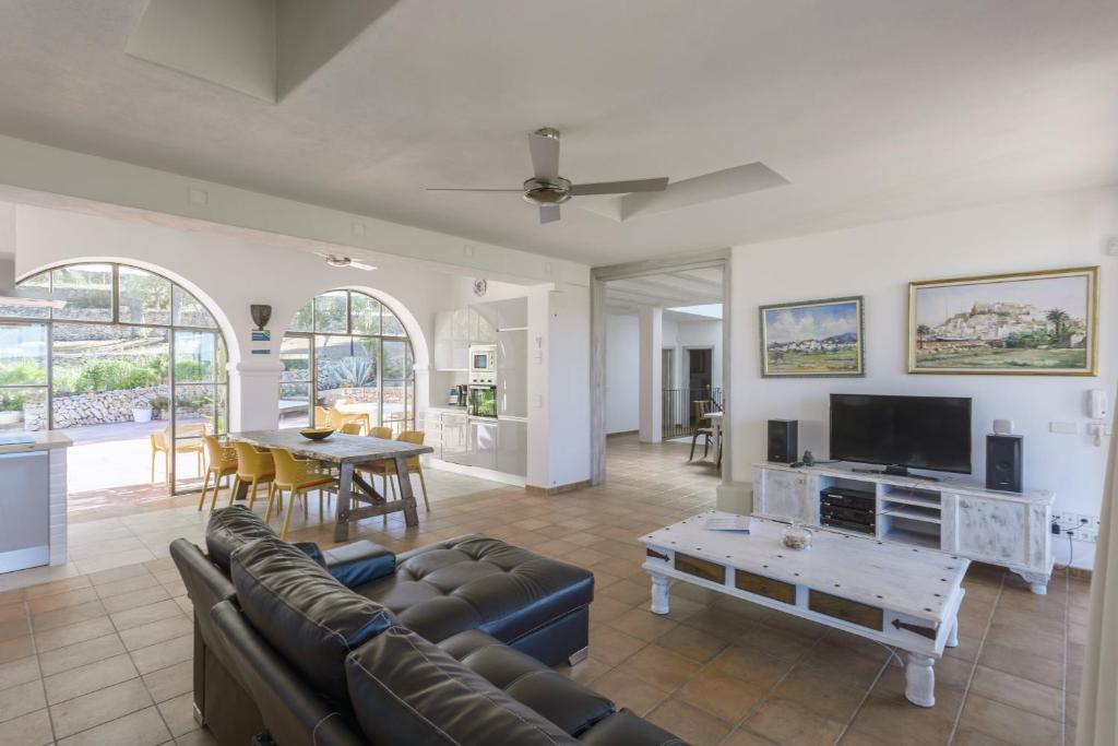 Villa Savines is a luxury villa close to Ibiza Town and Playa Den Bossa photo