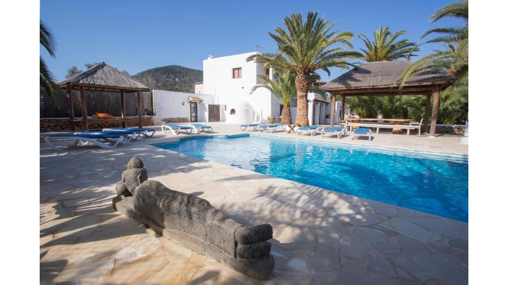 Villa Daniel is in a great location just 5 mins by taxi into Playa Den Bossa — Hotel in Ibiza