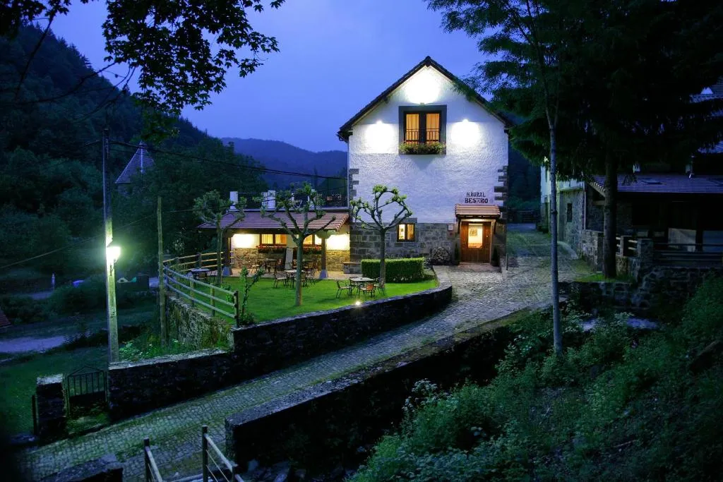 Hotel Rural Besaro - Selva de Irati，位于伊萨尔苏的酒店