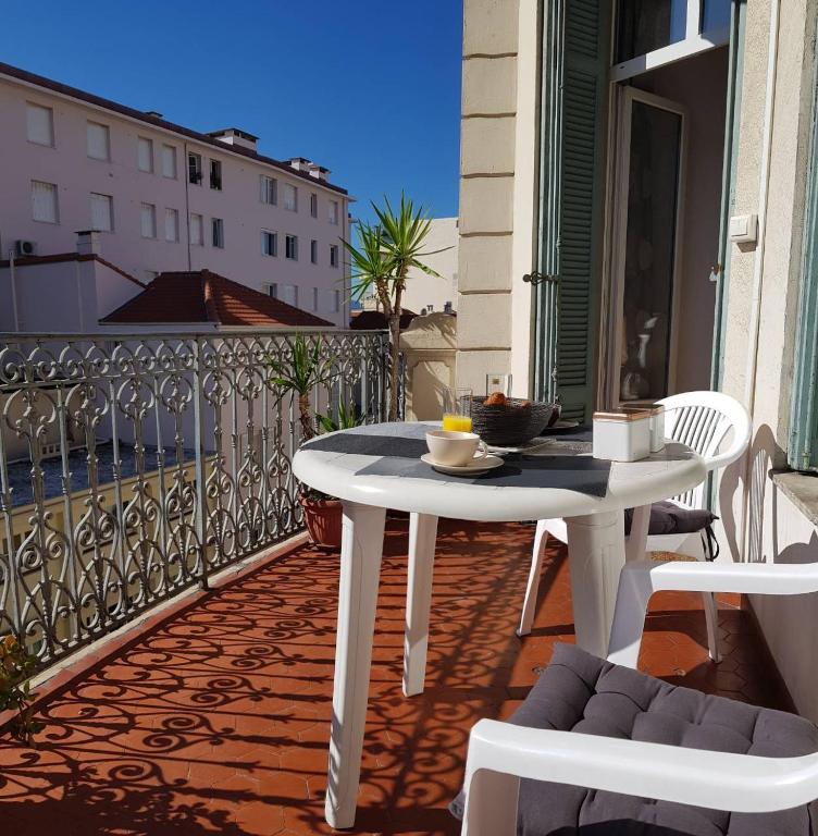 SUQUET - BEACH 100m & PALAIS DES FESTIVALS 600m - 4