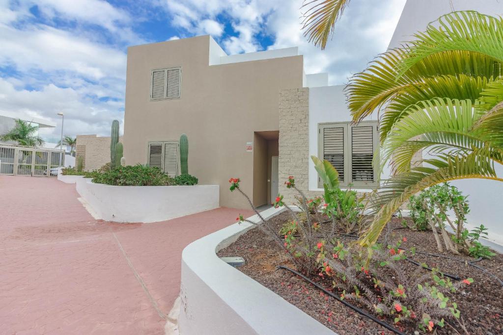 Villa Isabella Luxury Villa with Heated Pool Ocean View in Adeje Tenerife 전경
