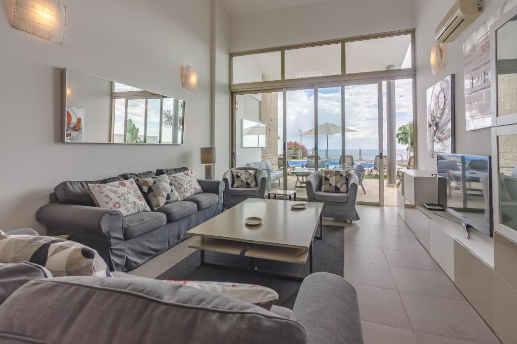 Villa Isabella, Luxury Villa with Heated Pool Ocean View in Adeje, Tenerife - 2