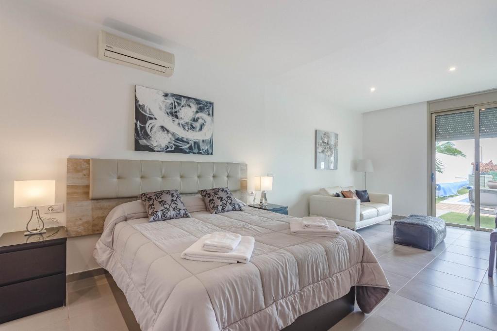 Villa Isabella, Luxury Villa with Heated Pool Ocean View in Adeje, Tenerife - 4