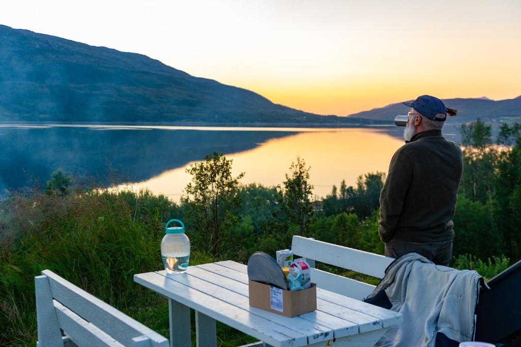 Sandnes Fjord Camping hytte 3 — Hotel in Storslett