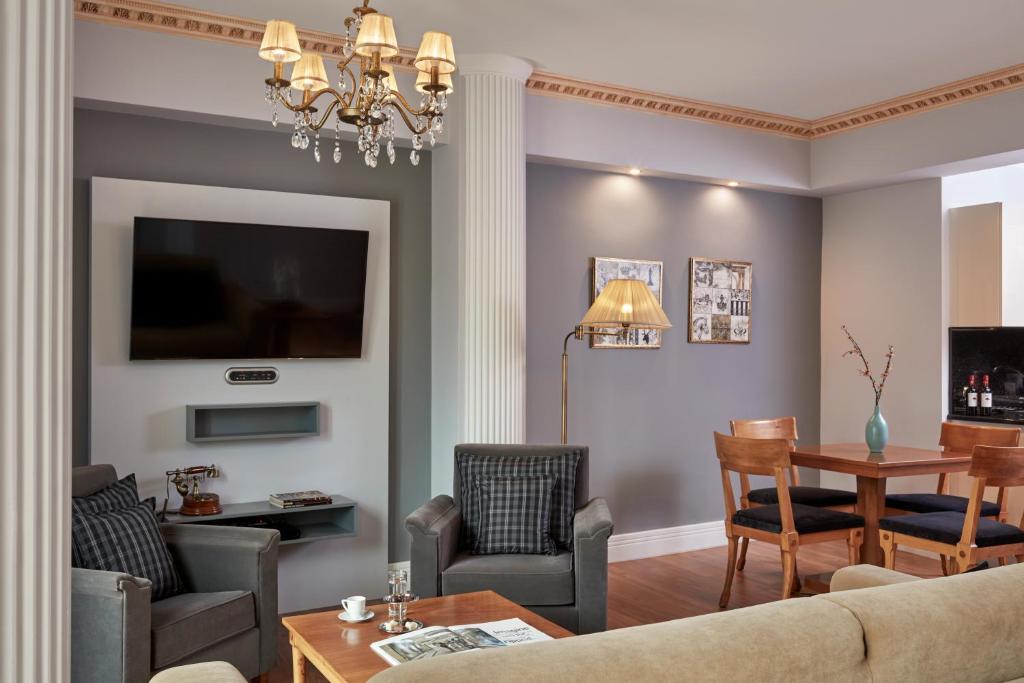 Ava Hotel and Suites photo