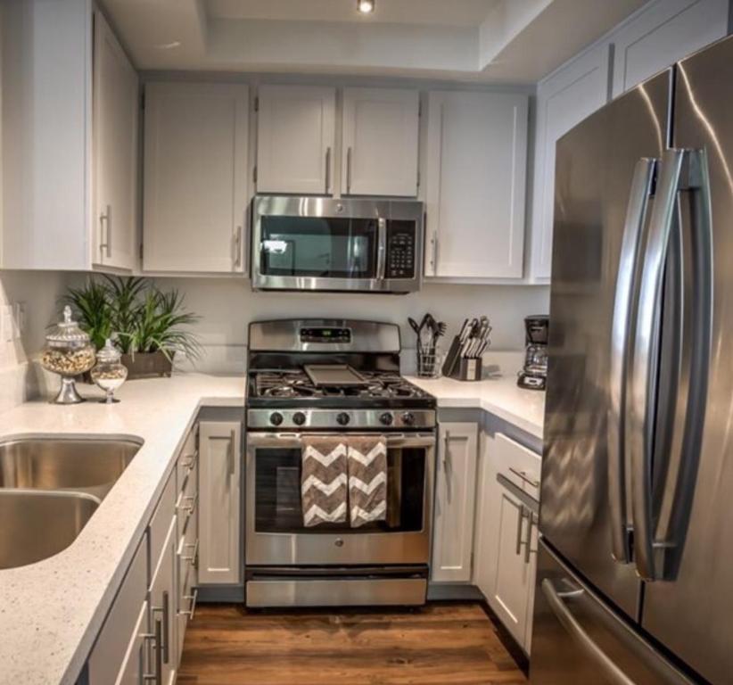 Beverly Hills Adjacent 2-Bedroom Penthouse photo