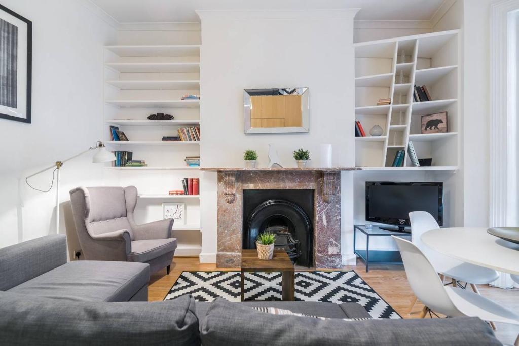2BR Spacious Flat in West Kensington Fits 6! — Hotel in London