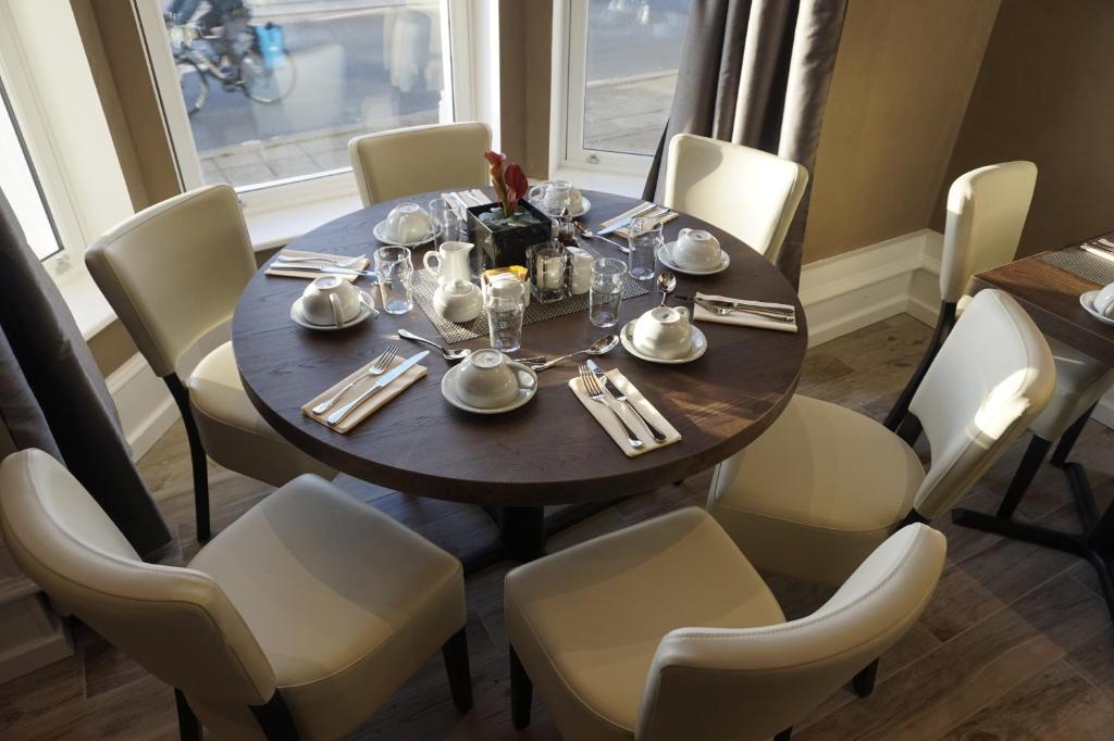 Luxury room or bathroom at Halvard Hotel