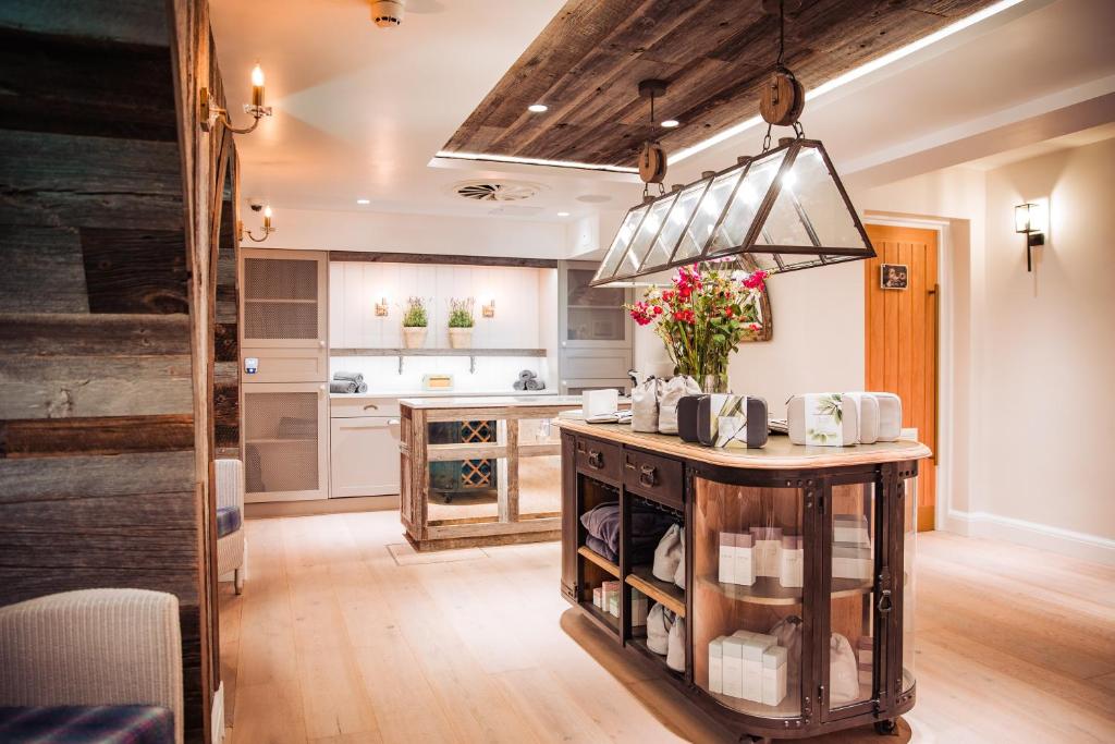 ロー ウッド ベイ ホテル (Low Wood Bay Hotel) フロント・ロビー