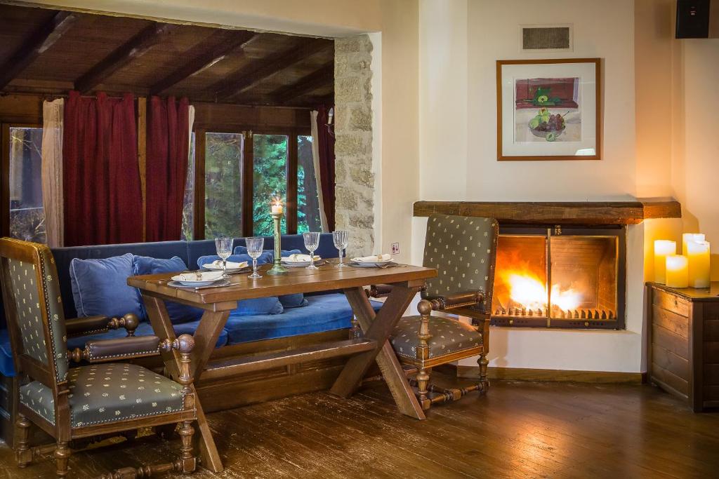 Restaurant, Country Club Hotel & Suites in Neo Mikro Chorio