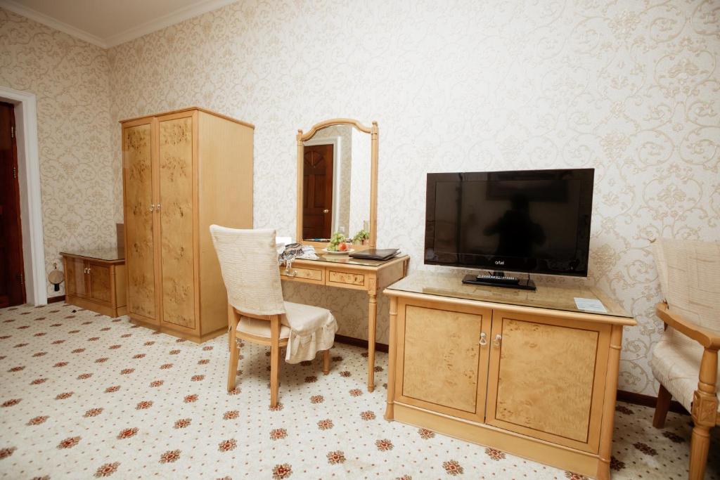 Shared lounge/TV area