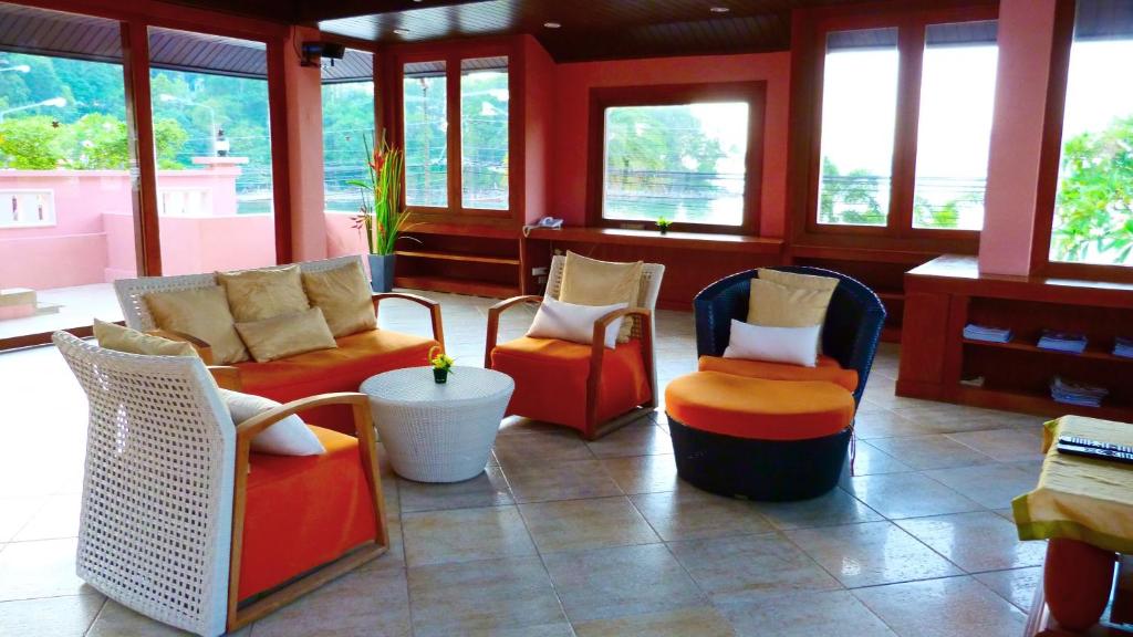 Shared lounge/TV area