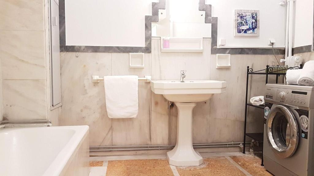 Violet Errathens Apartment - Athens Center, 7 BD, 3 BATH photo