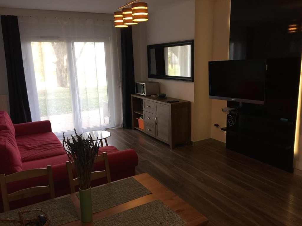 Azur Apartman — Hotel in Velence