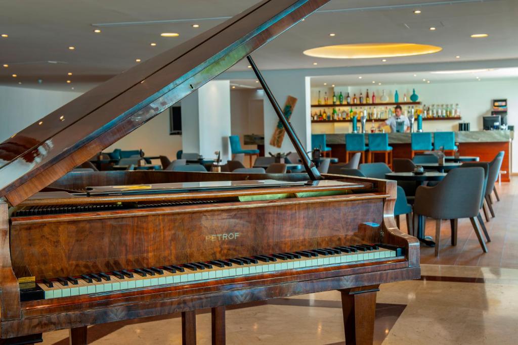 Queens Bay Hotel Photo 7