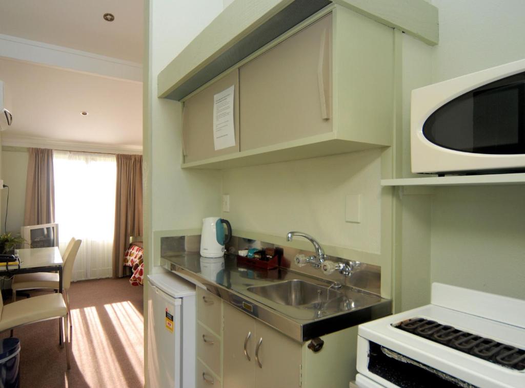 เฟิร์นโมเต็ล (Fernmotel)