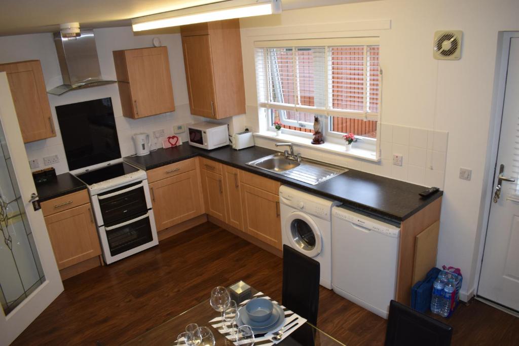 Silverburn new house with free parking and nice garden 전경