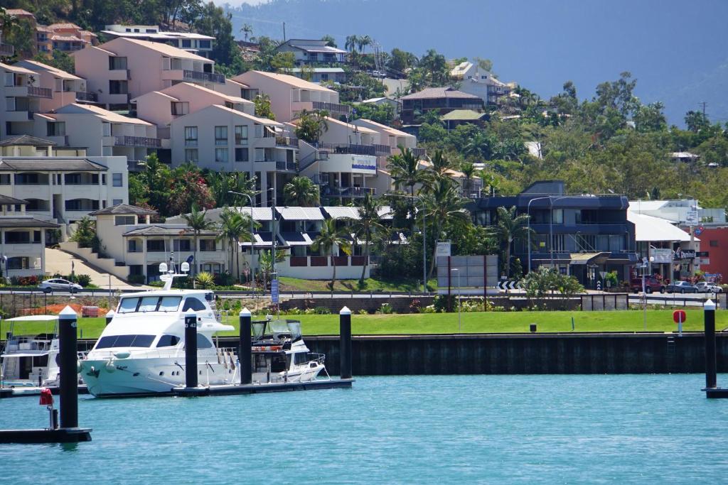 Airlie Seaview Apartments photo
