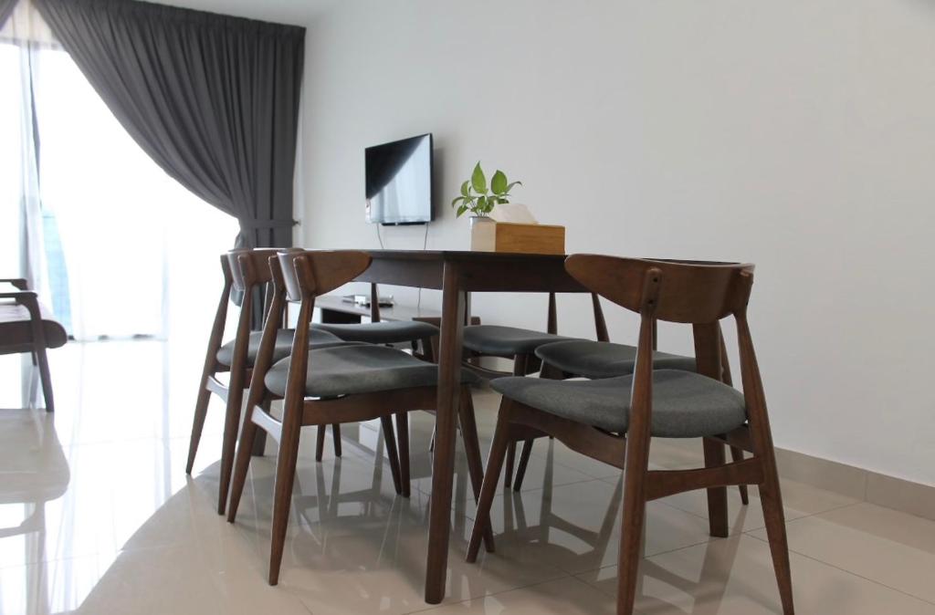 2-Bedroom Apartment@Trefoil Setia Alam photo