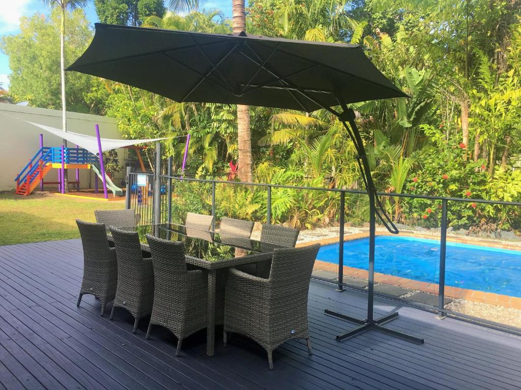 Heated Pool & Tropical Private Open Space, Trinity Beach