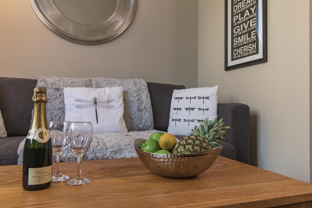 One Bedroom Windsor Flats with Parking — Hotel in London